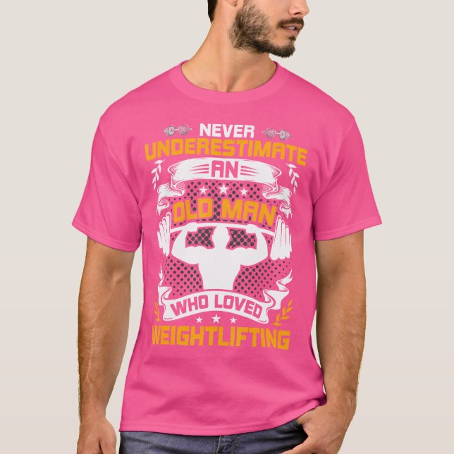 Camiseta Never Underestimate An Old Man Who Loved Weight Li (Frente)