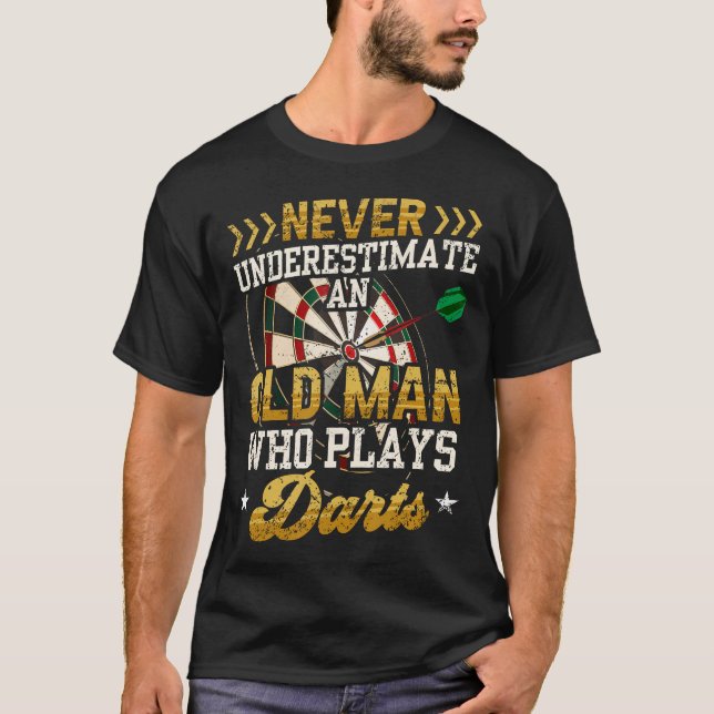 Camiseta Never Underestimate An Old Man Who Plays Darts Fun (Frente)