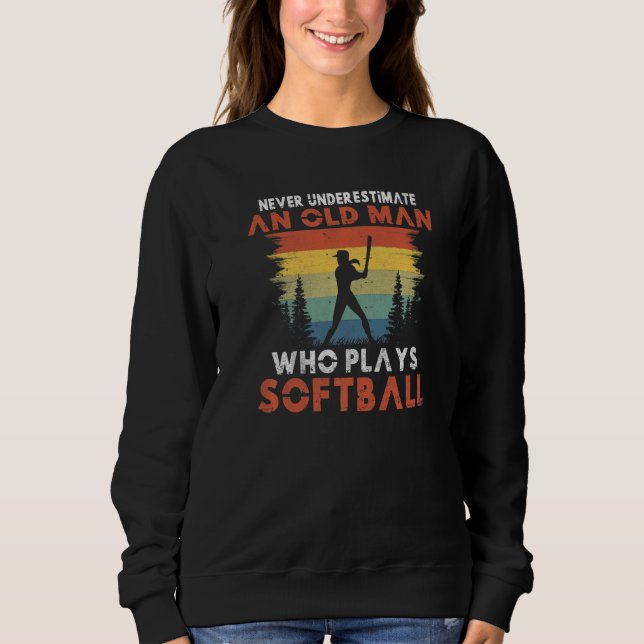 Camiseta Never underestimate an old Man who plays Softball  (Frente)