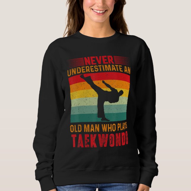 Camiseta Never Underestimate An Old Man Who Plays Taekwondo (Frente)