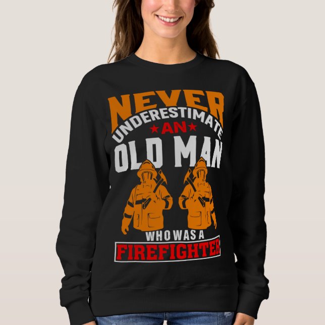Camiseta Never Underestimate An Old Man Who Was A Firefight (Frente)