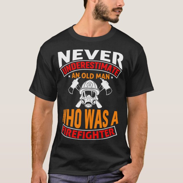 Camiseta Never Underestimate An Old Man Who Was A Firefight (Frente)