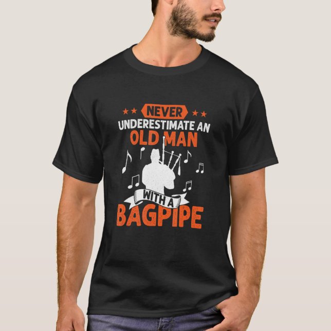 Camiseta Never Underestimate An Old Man With A Bagpipe Bagp (Frente)