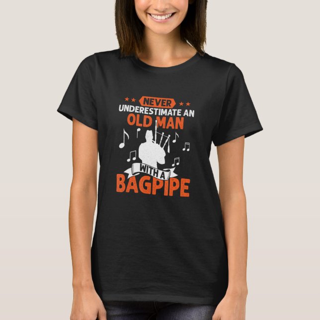 Camiseta Never Underestimate An Old Man With A Bagpipe Bagp (Frente)