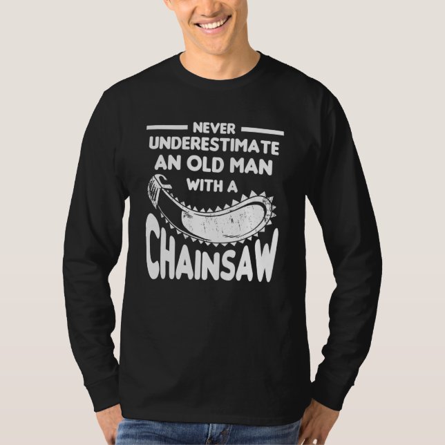 Camiseta Never Underestimate An Old Man With A Chainsaw Arb (Frente)