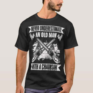 Camiseta Never Underestimate An Old Man With A Chainsaw Fun