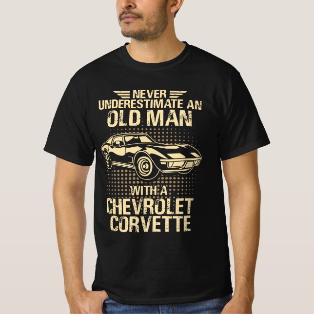 Camiseta Never Underestimate an Old Man with A Corvette Men (Frente)