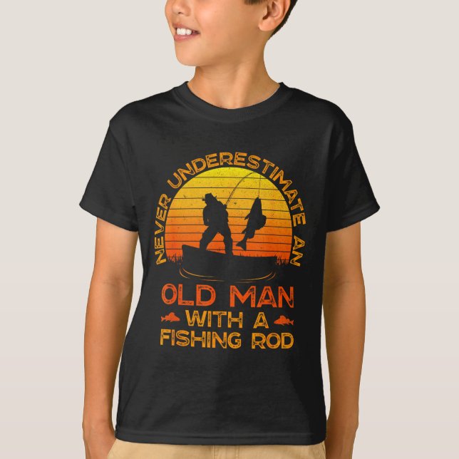 Camiseta Never Underestimate An Old Man With A Fishing Rod  (Frente)
