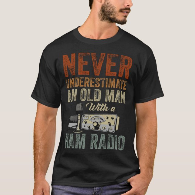 Camiseta Never Underestimate An Old Man With A Ham Radio  1 (Frente)