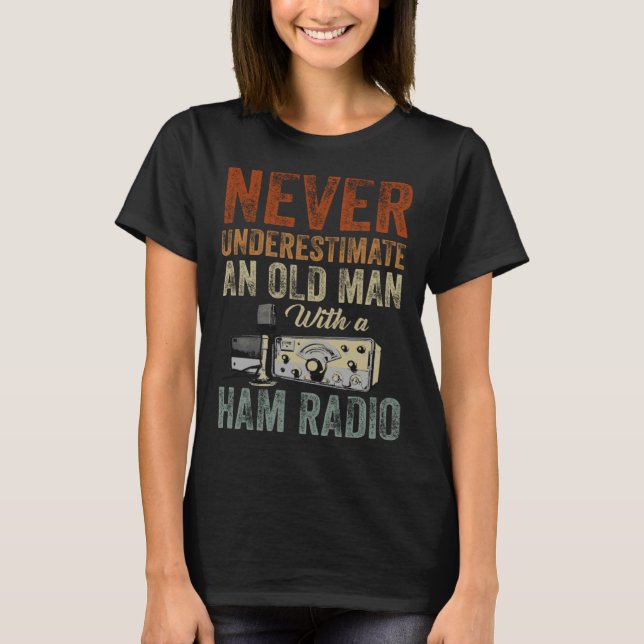 Camiseta Never Underestimate An Old Man With A Ham Radio  1 (Frente)