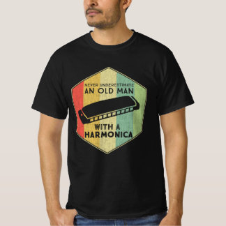 Camiseta Never Underestimate An Old Man With A Harmonica