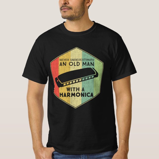 Camiseta Never Underestimate An Old Man With A Harmonica (Frente)