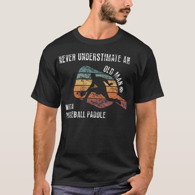 Camiseta Never Underestimate An Old Man With A Pickleball (Frente)