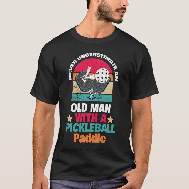 Camiseta Never Underestimate An Old Man With a Pickleball  (Frente)