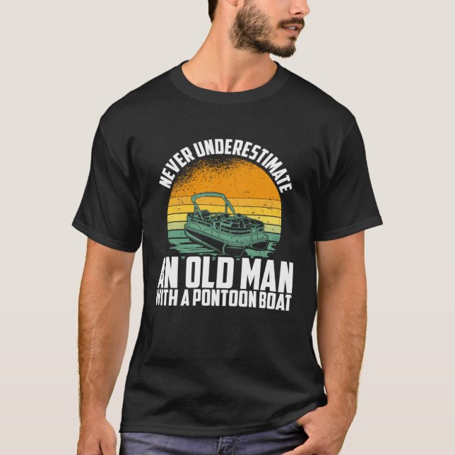 Camiseta Never Underestimate An Old Man With A Pontoon Boat (Frente)