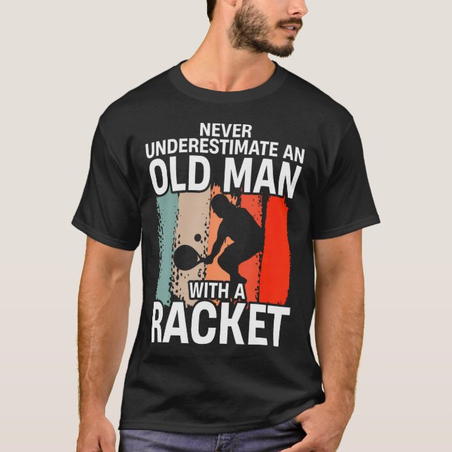 Camiseta Never Underestimate An Old Man With A Racket Funny (Frente)