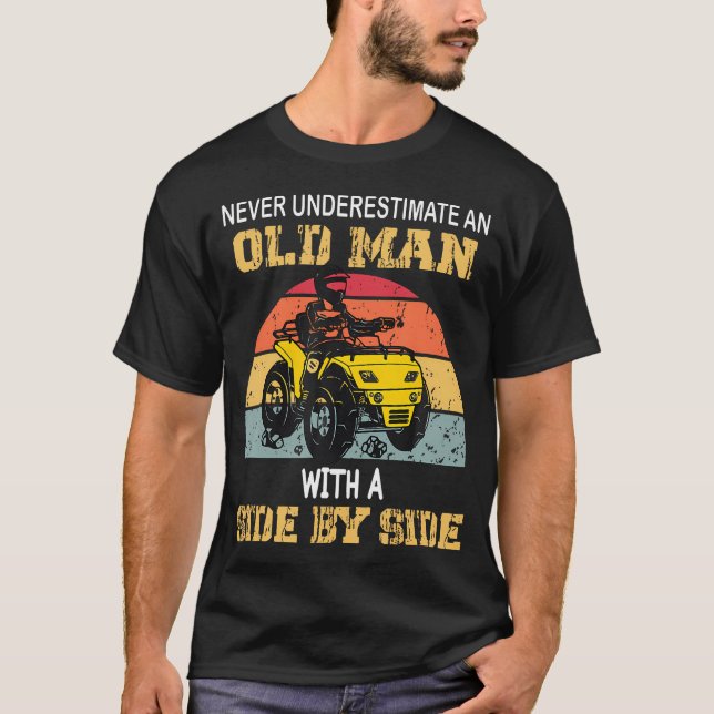 Camiseta Never Underestimate An Old Man With A Side By Side (Frente)
