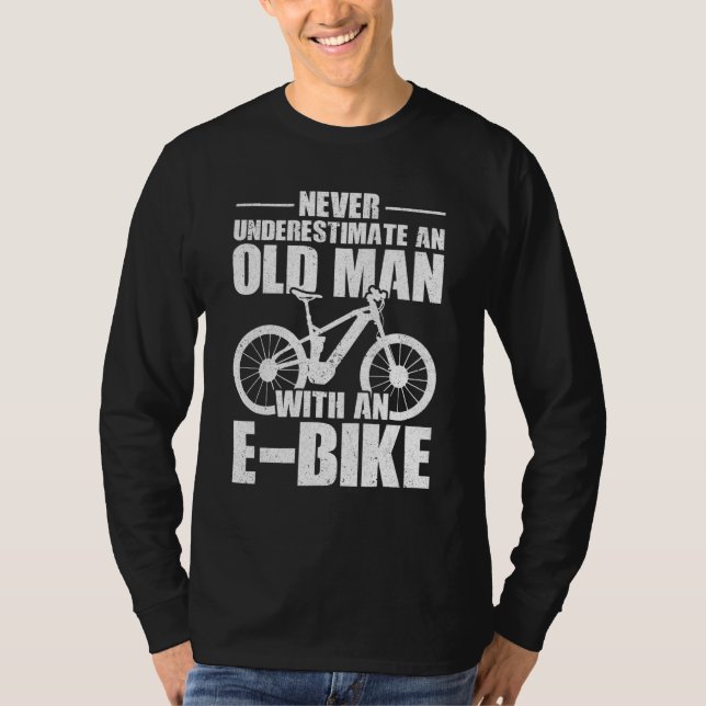 Camiseta Never Underestimate An Old Man With An E-Bike Cycl (Frente)