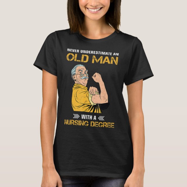 Camiseta never underestimate an old man with nursing degree (Frente)