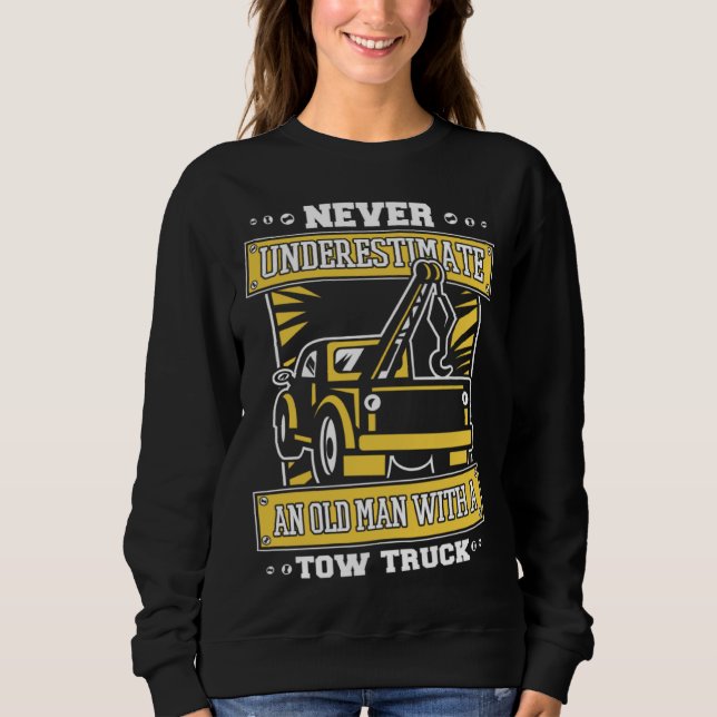 Camiseta Never Underestimate An Old Man With Tow Truck Tow  (Frente)