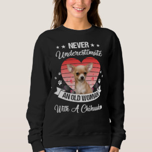 Camiseta Never Underestimate An Old Woman With A Chihuahua