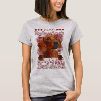 Camiseta Never Underestimate An Old Woman With A Dachshund