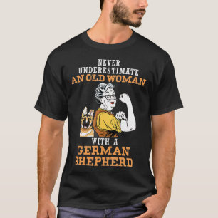 Camiseta Never Underestimate An Old Woman With German Sheph