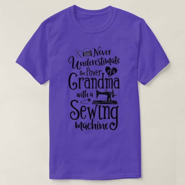 Camiseta Never Underestimate Grandma With A Sewing Machine  (Frente do Design)