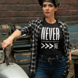 Camiseta Never Underestimate Me