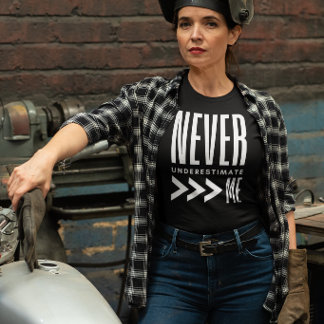 Camiseta Never Underestimate Me
