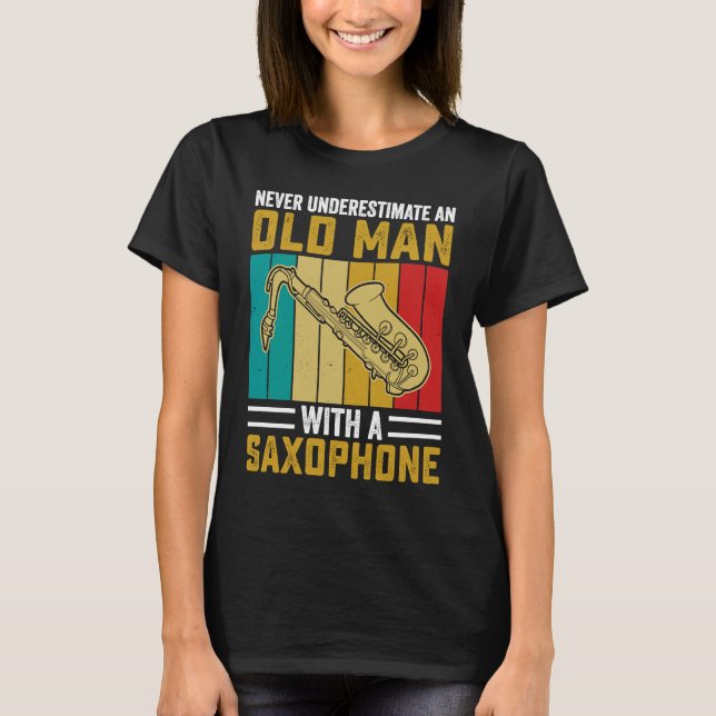 Camiseta Never Underestimate Old Man Saxophone Player Music (Frente)