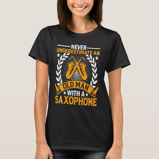 Camiseta Never Underestimate Old Man Saxophone Player Music (Frente)