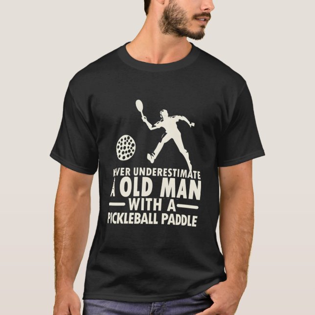 Camiseta Never Underestimate Old With Pickle (Frente)