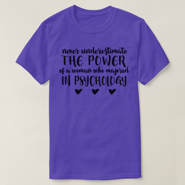 Camiseta Never Underestimate Power Of A Woman Majored In Ps (Frente do Design)