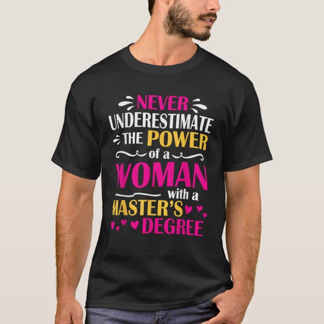 Camiseta Never Underestimate Power Of A Woman With A Master (Frente)