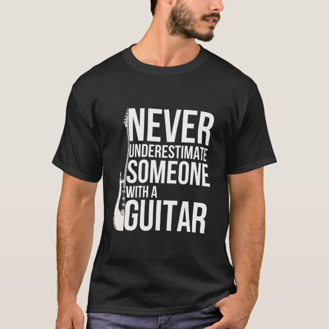 Camiseta Never Underestimate Someone With A Guitar Players (Frente)