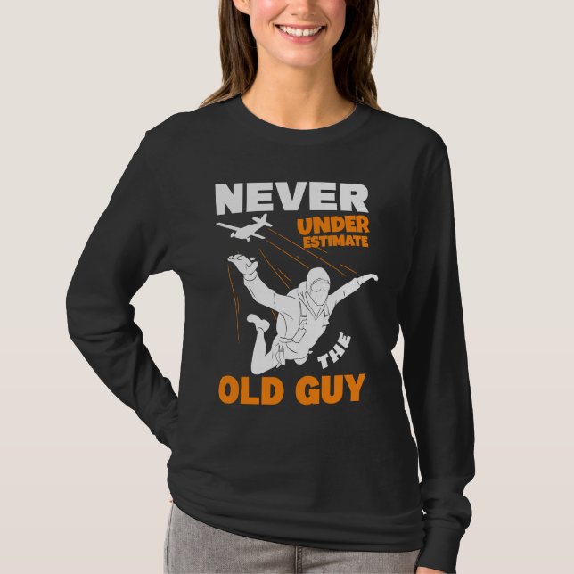 Camiseta Never Underestimate The Old Parachuter Grandpa Sky (Frente)