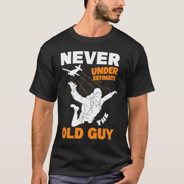 Camiseta Never Underestimate The Old Parachuter Grandpa Sky (Frente)