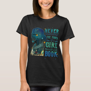Camiseta Never Underestimate The Power Of A Girl With A Boo