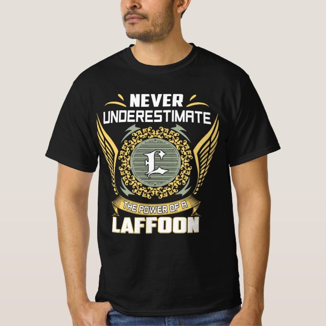 Camiseta Never Underestimate The Power Of A Laffoon (Frente)