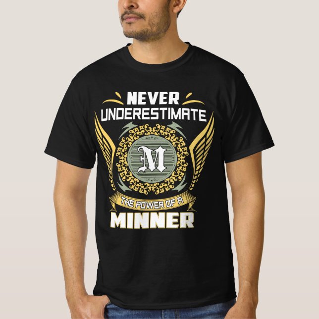 Camiseta Never Underestimate The Power Of A Minner (Frente)