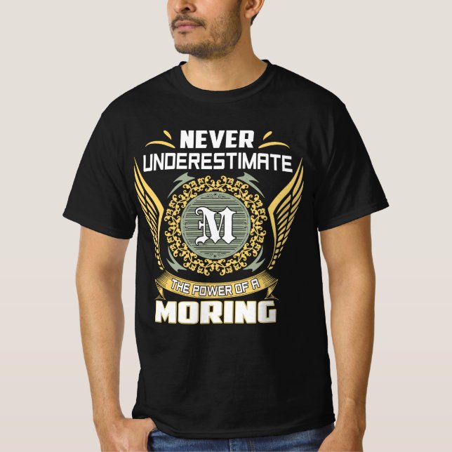 Camiseta Never Underestimate The Power Of A Moring (Frente)