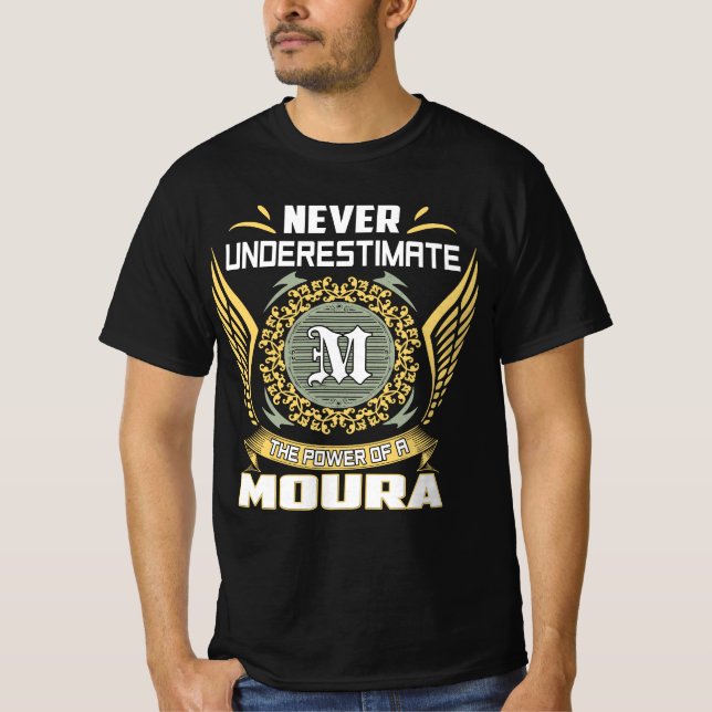 Camiseta Never Underestimate The Power Of A Moura (Frente)