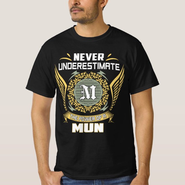 Camiseta Never Underestimate The Power Of A Mun (Frente)