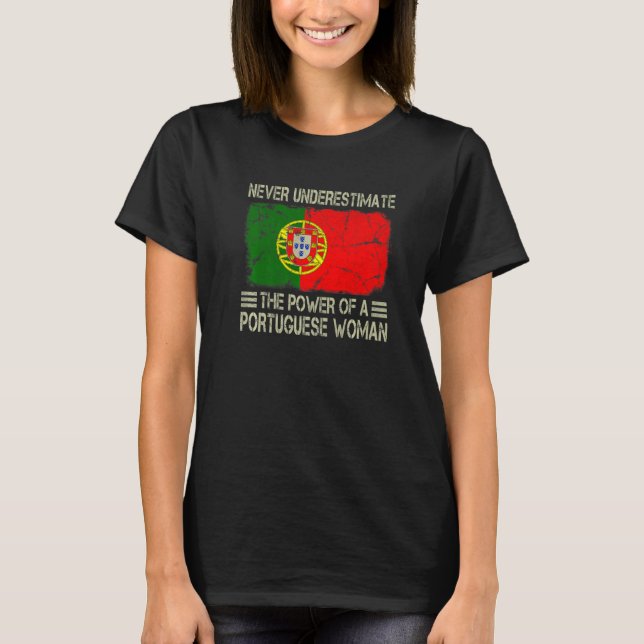 Camiseta Never Underestimate The Power of a Portuguese Woma (Frente)