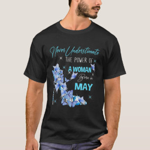 Camiseta Never Underestimate The Power Of A Woman Born In M
