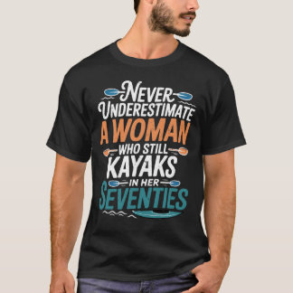 Camiseta Never Underestimate Woman Who Still Kayaks in Her 