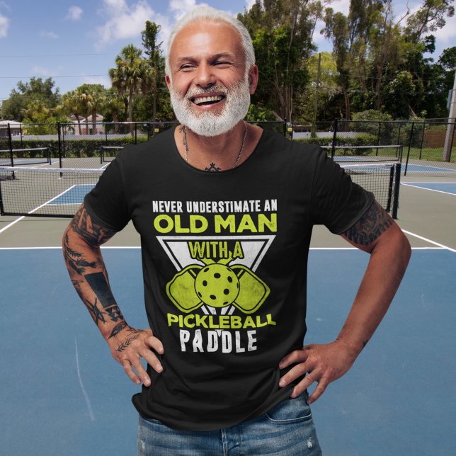 Camiseta Never Understimate an Old man with a Pickleball (Criador carregado)