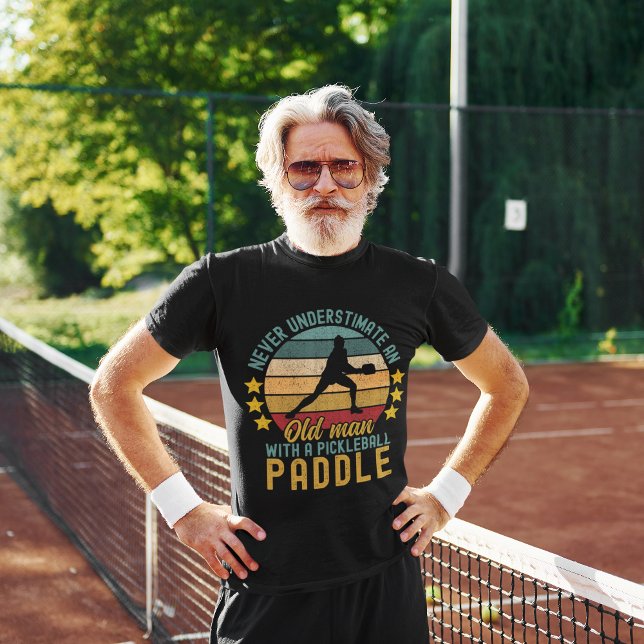 Camiseta Never Understimate an Old man with a Pickleball  (Criador carregado)