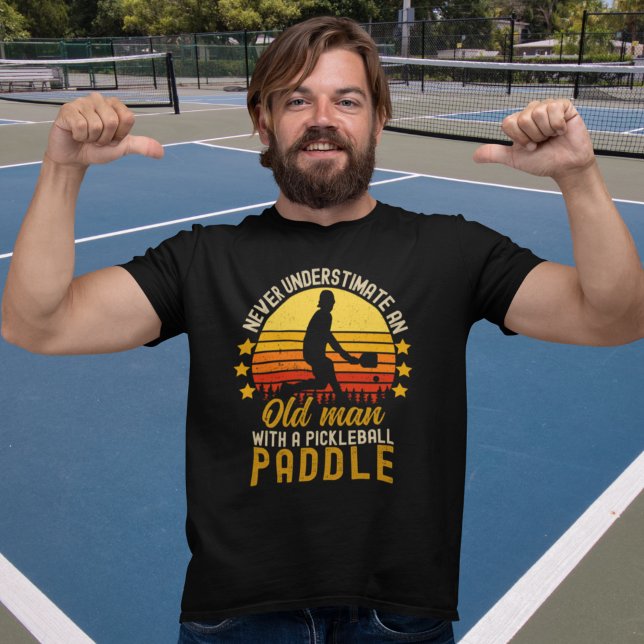 Camiseta Never Understimate an Old Man With a Pickleball  (Criador carregado)